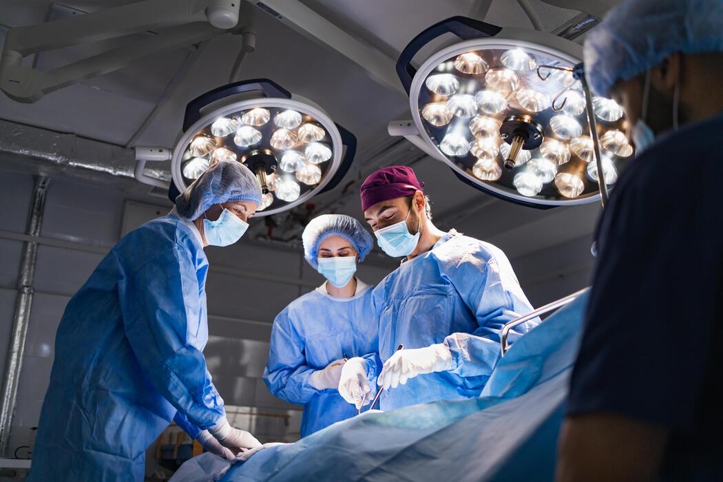 Surgical team collaborating in an operating room during an organ recovery