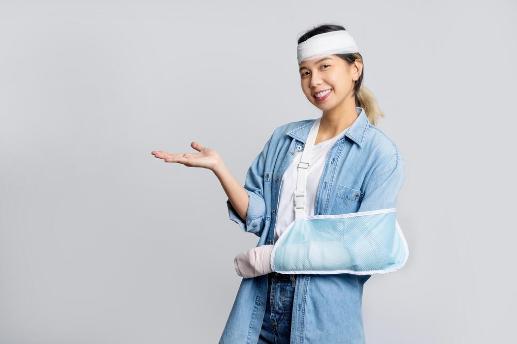 Orthopedic urgent care IT support Patient wearing a splint after treatment at an orthopedic urgent care clinic