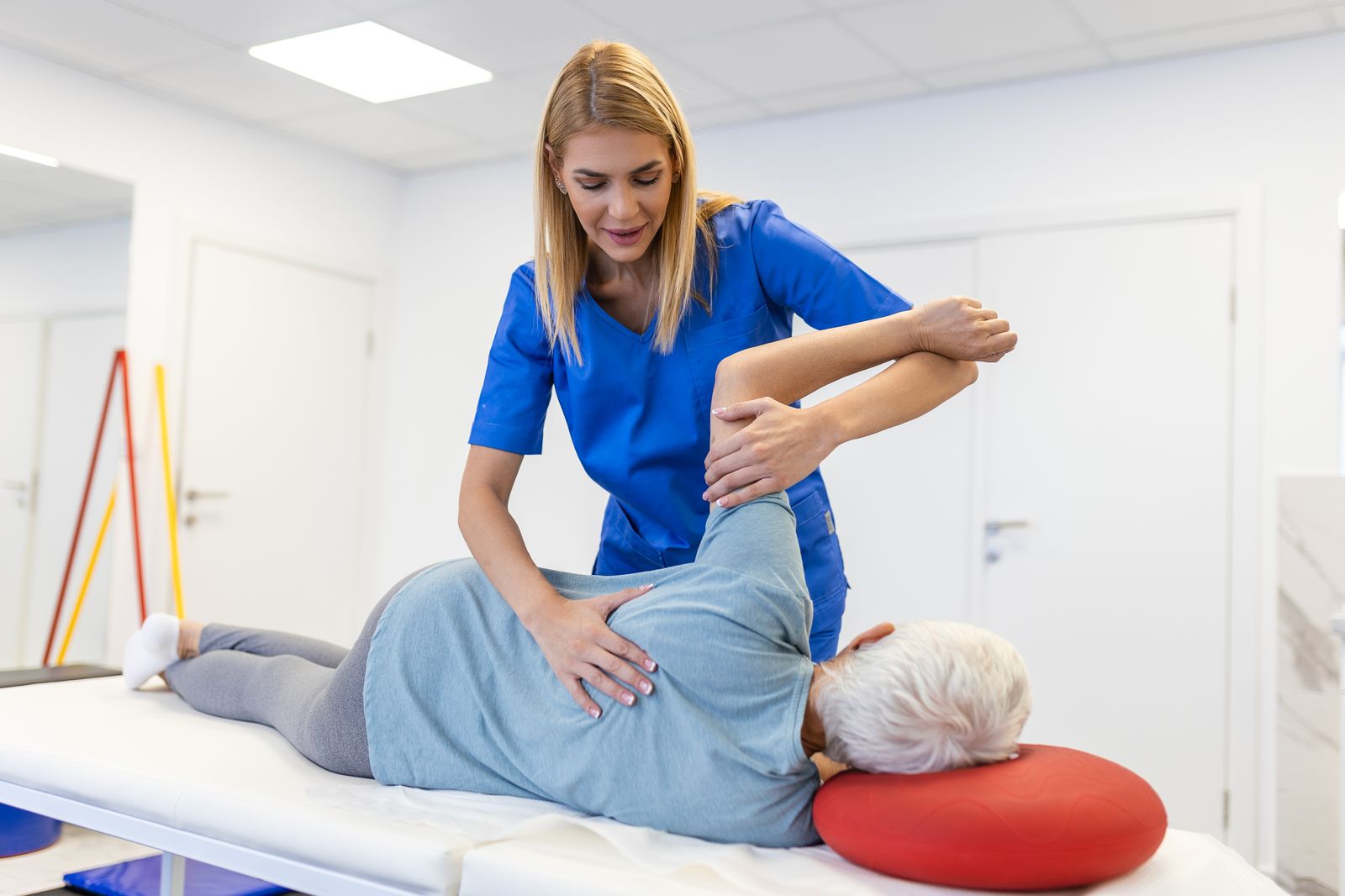 Physical therapist working with patient - IT support for physical therapy clinics
